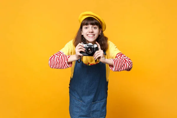 Sonriente chica adolescente en boina francesa, vestido de mezclilla tomando foto —  Fotos de Stock