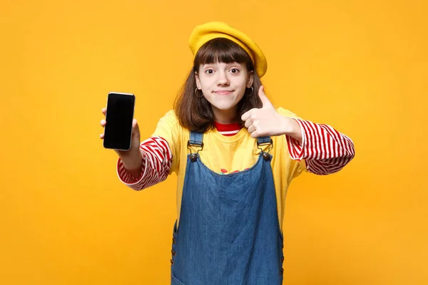 Симпатична дівчина-підліток у французькому береті показує великий палець вгору, тримаючи натовп — стокове фото