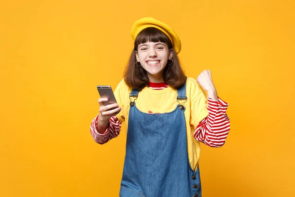 Menina feliz adolescente em boina francesa, ganga sundress segurando e — Fotografia de Stock