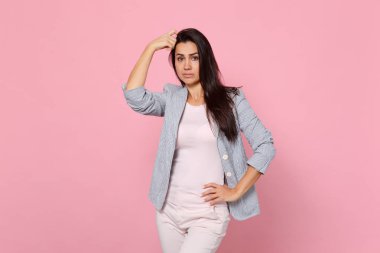 Çizgili ceket Putt şaşkın ilgili genç kadın portresi