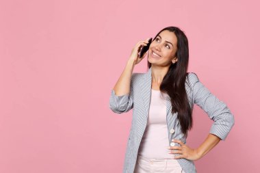 Çizgili ceket güzel genç kadın cep telefonu konuşurken, Co