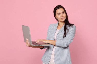 Çizgili ceket güzel esmer genç kadın portresi usi