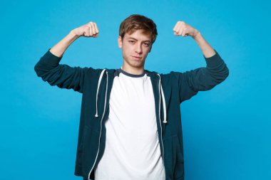 Rahat giysiler ayakta güçlü yakışıklı genç adam portresi