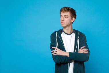 Rahat giysiler ayakta komik genç adam portresi, görünümlü 