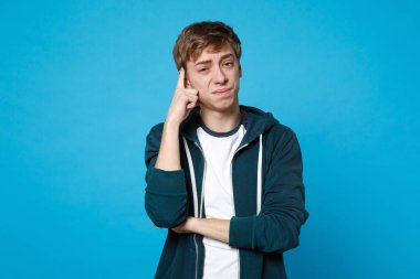 Rahat giysiler holdin içinde dalgın ilgili genç adam portresi