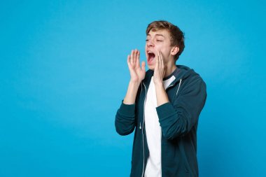 Rahat kıyafetlerle genç adamın portresi bir kenara bakıyor ve çığlık atıyor