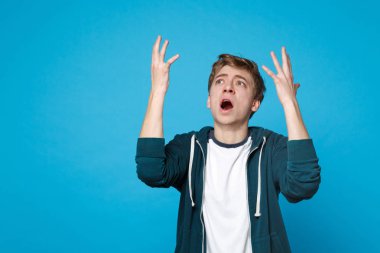 Rahat giysiler Risi çapraşık tahriş genç adam portresi