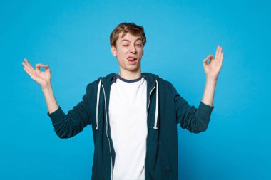 Dil holdin gösteren Casual kıyafetler komik yanıp sönen genç adam