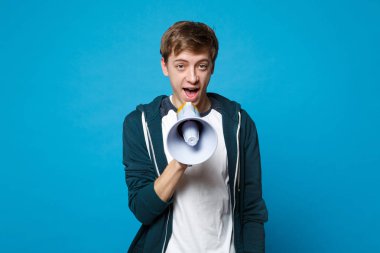 Casual giysi tutarak ve çığlık genç adam portresi