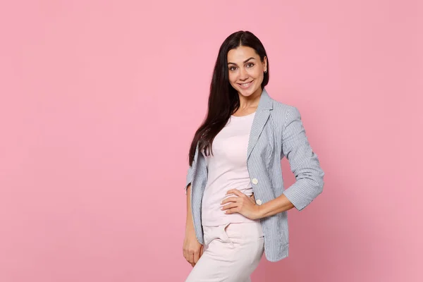 Portrait de souriante superbe jeune femme en veste rayée stand — Photo