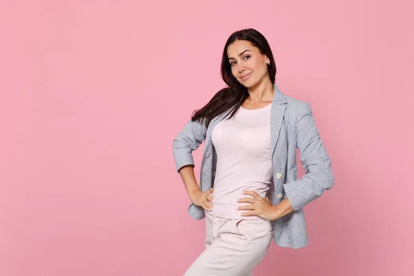 Portrait de souriante superbe jeune femme en veste rayée stand — Photo