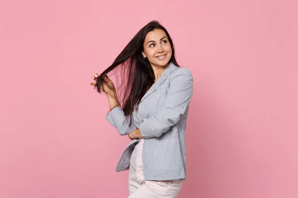 Portrait de jolie jeune femme souriante en jacke rayé — Photo