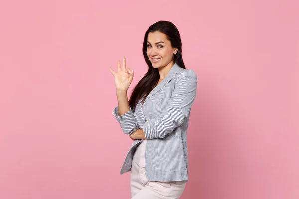 Portrait de jeune femme attrayante souriante en veste rayée sta — Photo