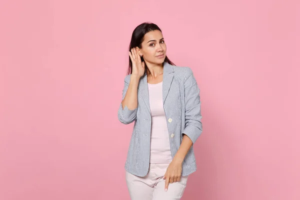 Portrait de jolie jeune femme en veste rayée écoute w — Photo