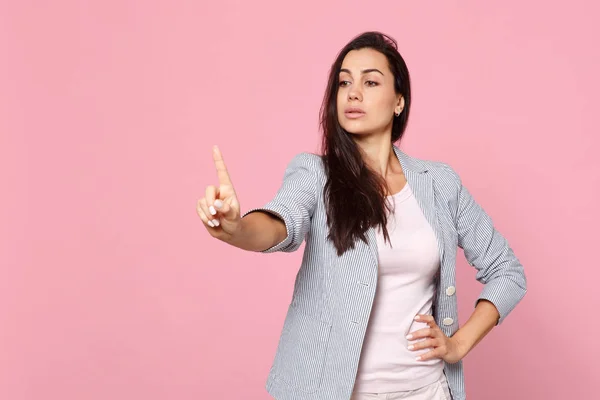 Jonge vrouw op zoek opzij aanraken iets als push Klik op, maar — Stockfoto