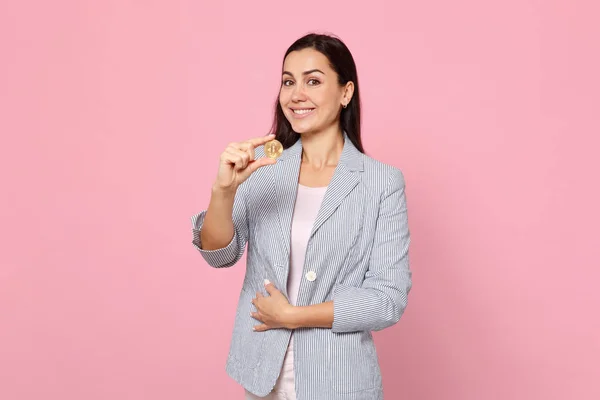 Retrato de alegre mujer joven bonita en chaqueta a rayas agarre bit —  Fotos de Stock