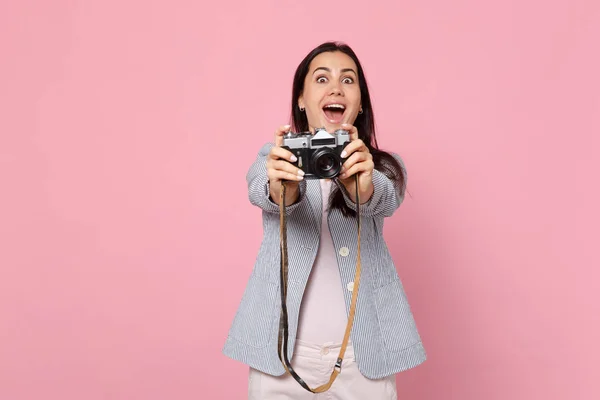 Mujer joven excitada en chaqueta a rayas manteniendo la boca abierta tomando —  Fotos de Stock