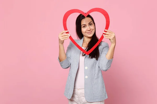 Retrato de encantadora mujer joven linda en chaqueta a rayas celebración —  Fotos de Stock