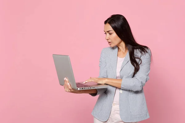 Portret van aantrekkelijke brunette jonge vrouw in gestreept jasje US — Stockfoto