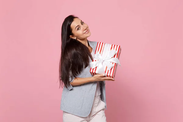 Mulher bonita segurando caixa de presente listrado vermelho com costela de presente — Fotografia de Stock