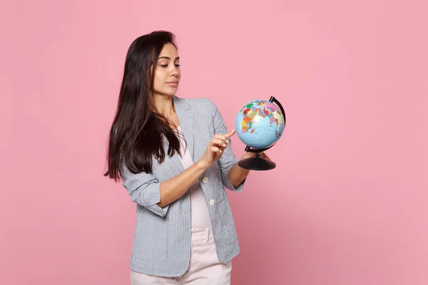 Hermosa mujer joven en chaqueta a rayas que sostiene el índice de señalamiento f — Foto de Stock