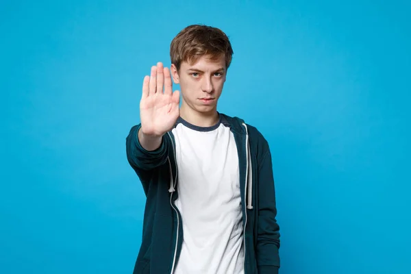 Retrato de un joven serio con ropa casual mostrando stop ges — Foto de Stock