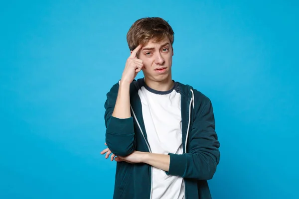 Retrato de preocupado joven molesto en ropa casual holdin — Foto de Stock