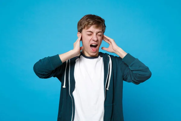Portrét křiku mladého muže v příležitostných šatech, které udržují oči c — Stock fotografie