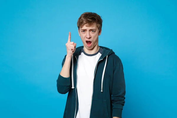 Retrato del joven perplejo en el índice de retención de ropa casual — Foto de Stock