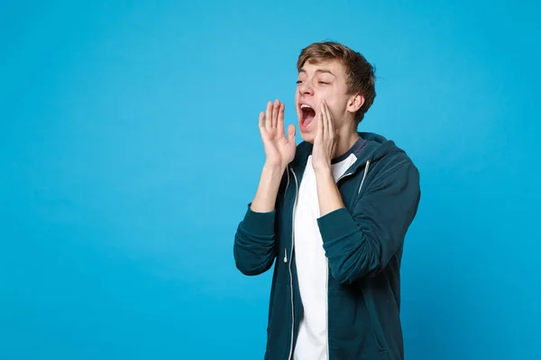 Retrato de un joven con ropa casual mirando a un lado y gritando — Foto de Stock