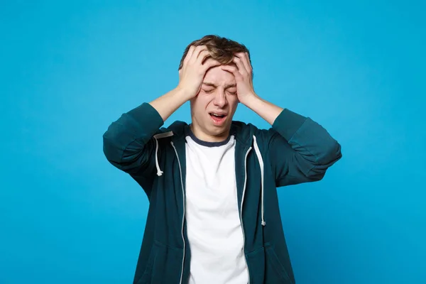 Upprörd ung man i casual kläder skrikande gråter sätta händer — Stockfoto