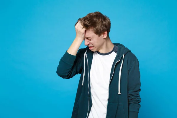 Retrato de llorando frustrado joven en ropa casual con l — Foto de Stock