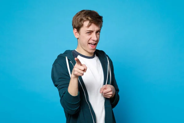 Retrato de un joven alegre con ropa casual señalando el índice — Foto de Stock