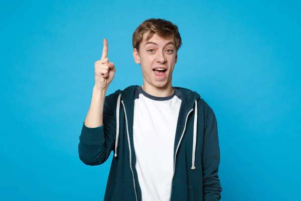 Retrato de joven alegre emocionado en ropa casual aferrarse — Foto de Stock