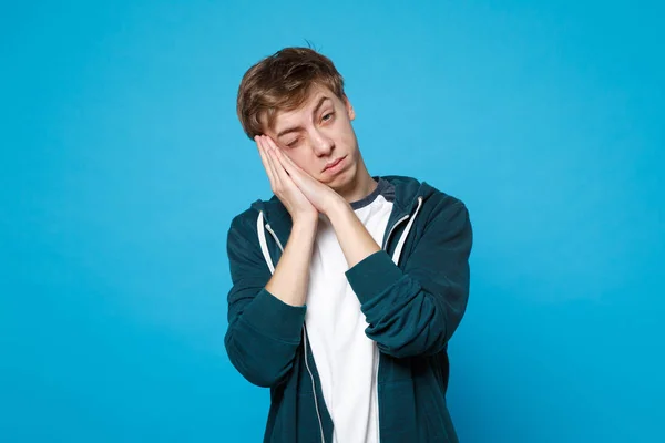 Retrato de un joven relajado con ropa casual en reposo — Foto de Stock