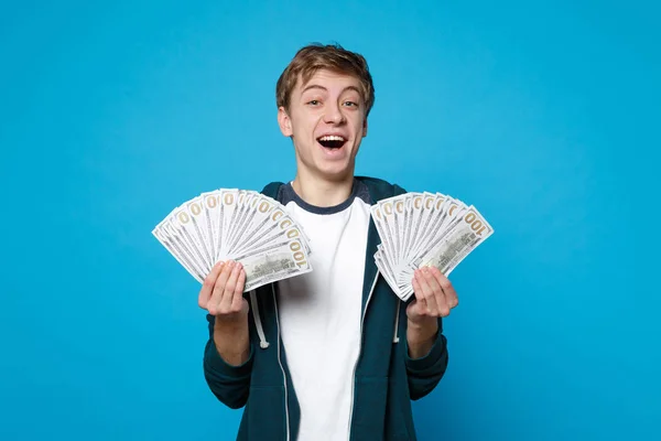 Lachen vrolijke jonge man in Casual kleding bedrijf fan van Mon — Stockfoto