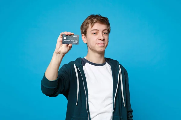 Portret uśmiechniętego młodego mężczyznę w dorywczo ubraniach posiadających kredyt b — Zdjęcie stockowe