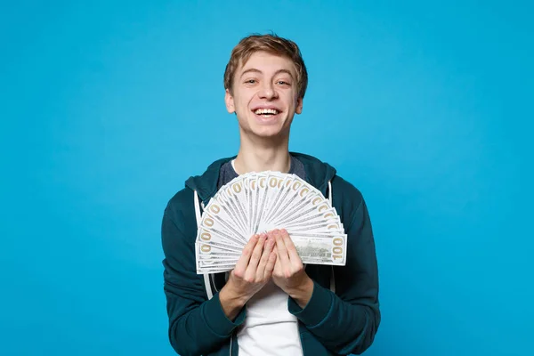 Alegre feliz joven en casual ropa celebración fan de dinero en —  Fotos de Stock