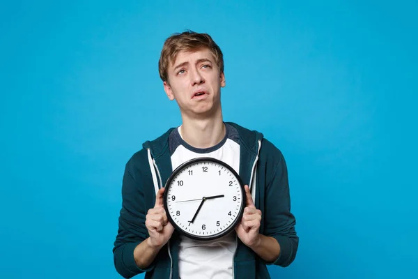 Porträt eines müden, weinenden jungen Mannes in lässiger Kleidung, der sich — Stockfoto