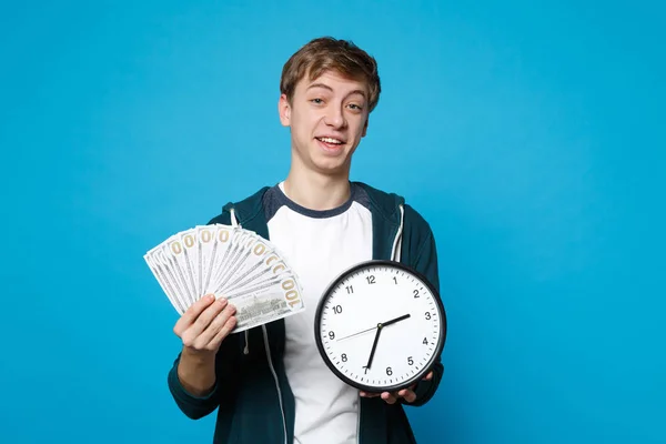 Vrolijke jonge man in Casual kleren bedrijf fan van geld in dol — Stockfoto