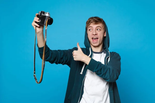 Retrato de un hombre joven en ropa casual haciendo selfie tiro en ret — Foto de Stock