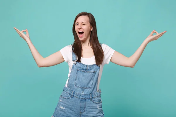 Jovem Alegre Menina Roupas Ganga Casual Isolado Fundo Azul Turquesa — Fotografia de Stock