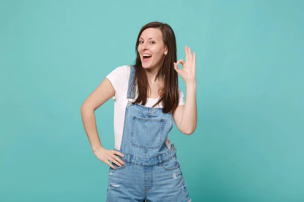 Fröhliche Junge Brünette Frau Mädchen Lässiger Jeanskleidung Posiert Isoliert Auf — Stockfoto