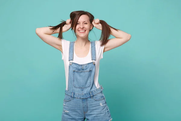Lächelnde Hübsche Junge Brünette Frau Lässiger Jeanskleidung Posiert Isoliert Auf — Stockfoto