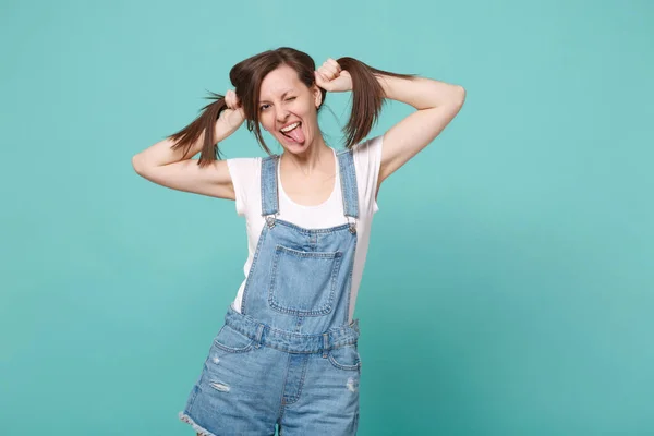 Vtipná Mladá Brunetka Žena Dívka Ležérní Džínové Oblečení Pózovat Izolované — Stock fotografie