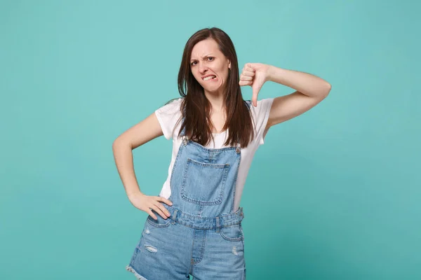 Insatisfeito Jovem Morena Menina Roupas Ganga Casual Posando Isolado Azul — Fotografia de Stock