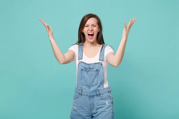 Wütend Irritiert Junge Brünette Frau Mädchen Lässiger Jeanskleidung Posiert Isoliert — Stockfoto