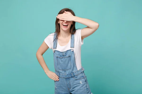 Jovem Morena Alegre Menina Roupas Casuais Jeans Posando Isolado Azul — Fotografia de Stock