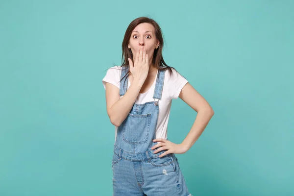 Chocado Jovem Morena Menina Roupas Ganga Casual Posando Isolado Azul — Fotografia de Stock