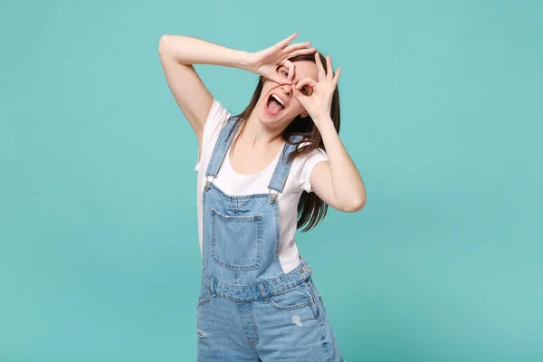 Engraçado Jovem Morena Roupas Ganga Casual Posando Isolado Fundo Azul — Fotografia de Stock